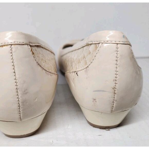 Lifestride Women’s 9M Slip Ons Cream Snake Skin Texture W/ Buckle Low Wedge Heel - Picture 5 of 14